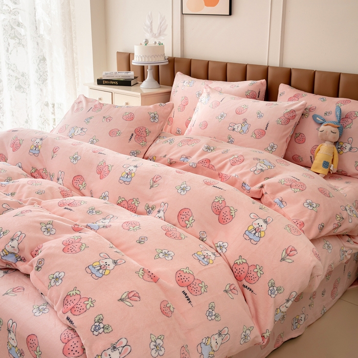 91家纺网 家纺一手货源 找家纺 乐居坊 2024新款高克重牛奶绒印花保暖四件套 草莓兔-粉