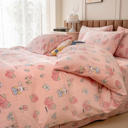 乐居坊 2024新款高克重牛奶绒印花保暖四件套 草莓兔-粉