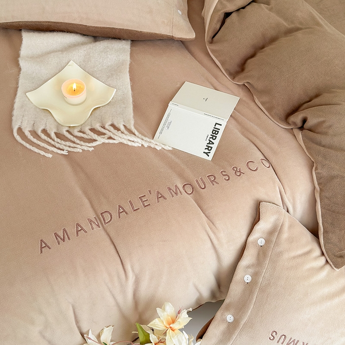 91家纺网 家纺一手货源 找家纺 潘朵拉家纺 2024新款字母绣花纯色系列牛奶绒四件套 穆斯 曲奇咖