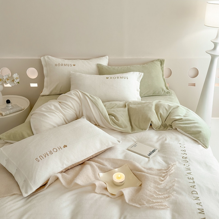 91家纺网 家纺一手货源 找家纺 潘朵拉家纺 2024新款字母绣花纯色系列牛奶绒四件套 穆斯 白+绿