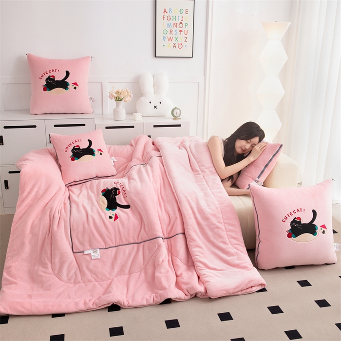 91家纺网 家纺一手货源 找家纺 2024新款牛奶绒动物乐园抱枕被 淘气猫咪