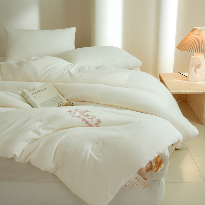 91家纺网 家纺一手货源 找家纺 丽卡家纺 2024新款热艾家春秋被 白色