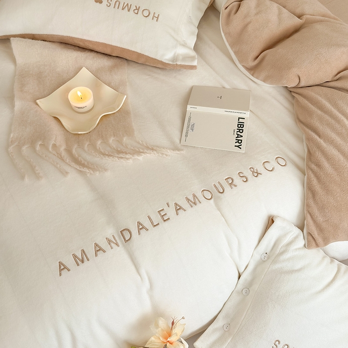 91家纺网 家纺一手货源 找家纺 潘朵拉家纺 2024新款字母绣花纯色系列牛奶绒四件套 穆斯 白+咖