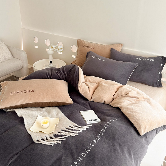 91家纺网 家纺一手货源 找家纺 潘朵拉家纺 2024新款字母绣花纯色系列牛奶绒四件套 穆斯 灰+咖