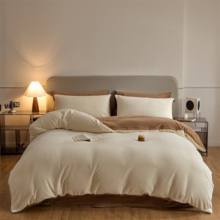 91家纺网 家纺一手货源 找家纺 凡客家居 2024新款A类加厚230克纯色双拼牛奶绒四件套 奶白+奶茶咖