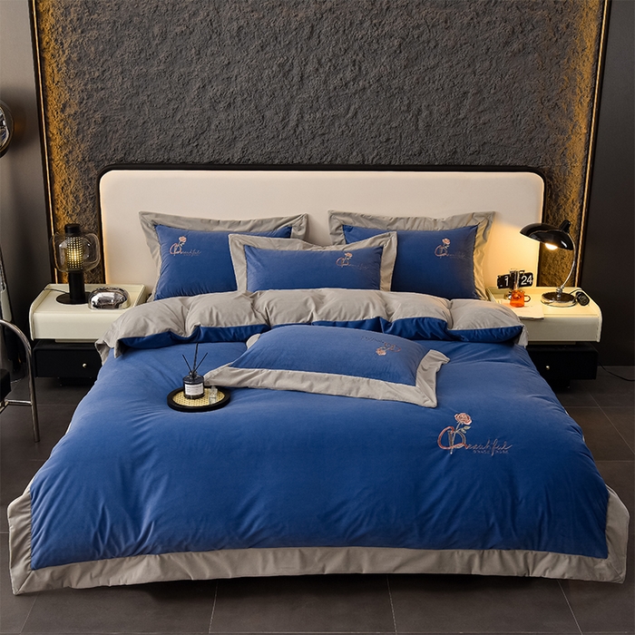 91家纺网 家纺一手货源 找家纺 2024新款加厚保暖A类婴儿绒四件套-朵拉系列 朵拉-景泰蓝+星空灰