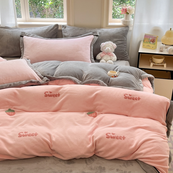 91家纺网 家纺一手货源 找家纺 2024新款毛巾绣牛奶绒四件套 草莓-浅灰