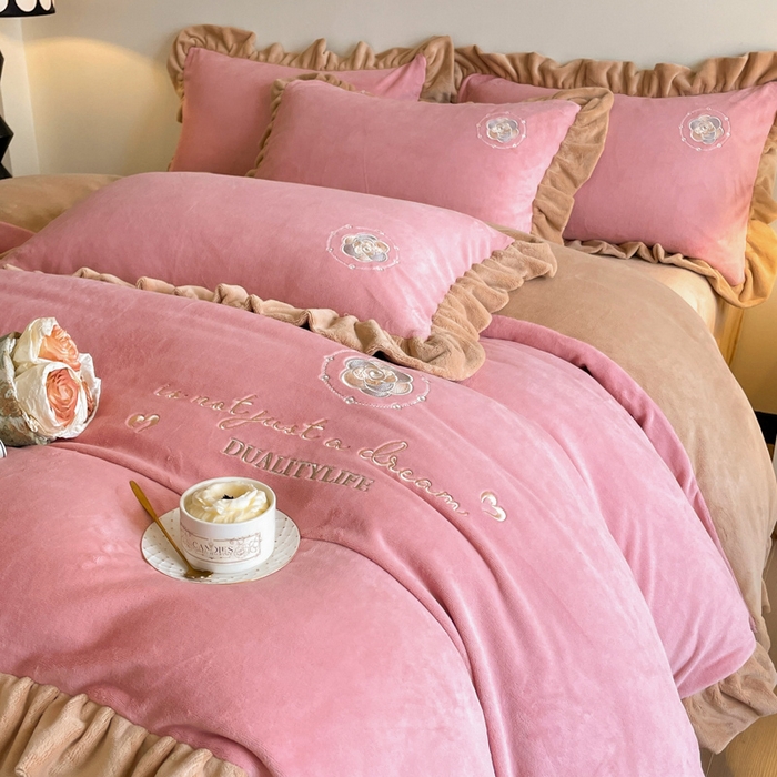 91家纺网 家纺一手货源 找家纺 露梦家纺 2025新款A类双面木耳花边加厚保暖牛奶绒刺绣款四件套-繁花系列（提供买家秀） 繁花-梅子粉