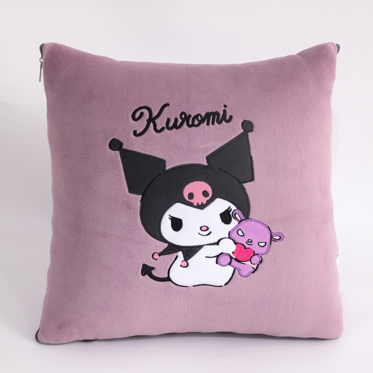 91家纺网 家纺一手货源 找家纺 2024新款三丽欧牛奶绒抱枕被 库洛米