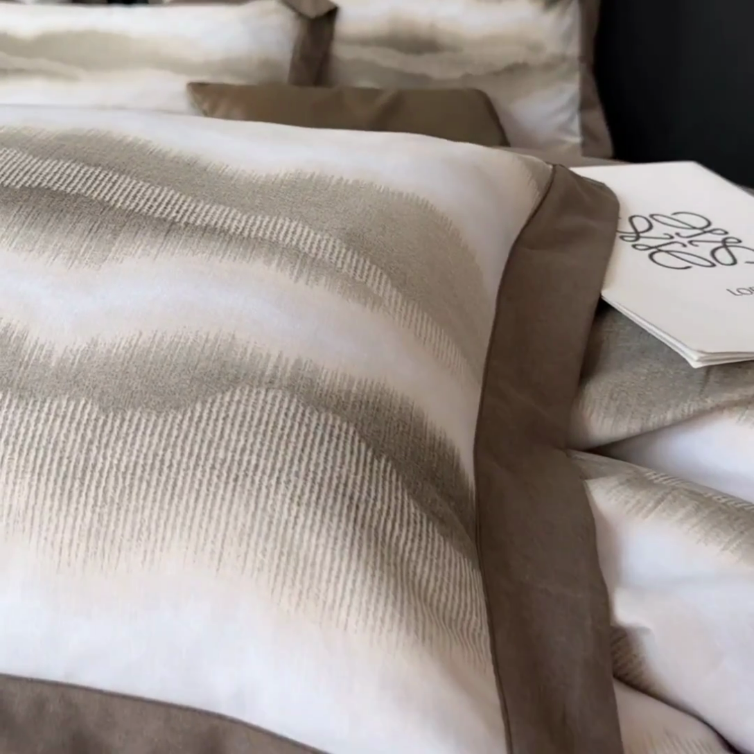 91家纺网 家纺一手货源 找家纺 朵希曼 2026新款全棉大宽边拼角磨毛四件套 一生之水