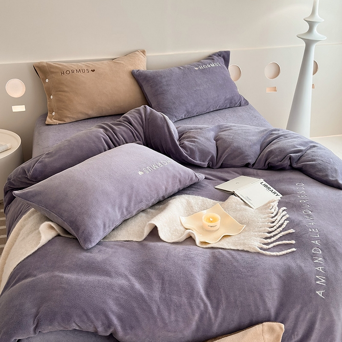 91家纺网 家纺一手货源 找家纺 潘朵拉家纺 2024新款字母绣花纯色系列牛奶绒四件套 穆斯 莫奈紫