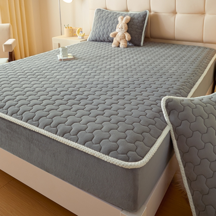 91家纺网 家纺一手货源 找家纺 雪云美 2024冬季新款加厚牛奶绒夹棉床笠三件套A类大豆床垫保护套纯色 牛奶绒--帝灰