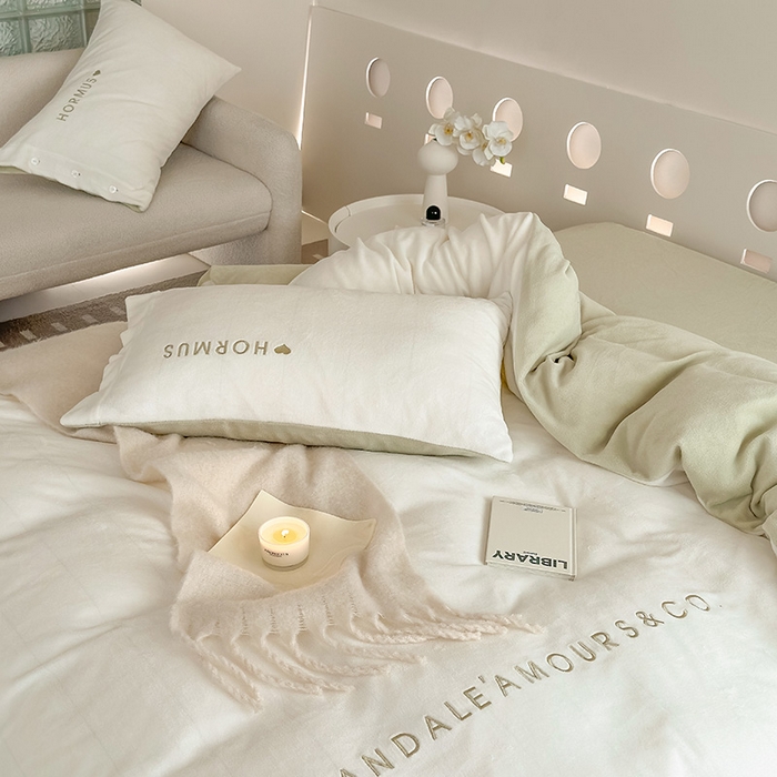 91家纺网 家纺一手货源 找家纺 潘朵拉家纺 2024新款字母绣花纯色系列牛奶绒四件套 穆斯 白+绿