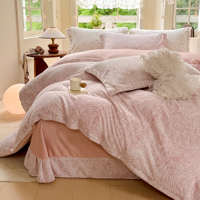 91家纺网 家纺一手货源 找家纺 梦莱斯 2024新款雕花牛奶绒四件套 肌理纹-奈雪粉