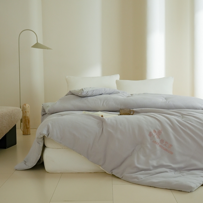 91家纺网 家纺一手货源 找家纺 丽卡家纺 2024新款热艾家春秋被 灰色