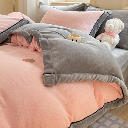 91家纺网 家纺一手货源 找家纺 2024新款毛巾绣牛奶绒四件套 草莓-浅灰