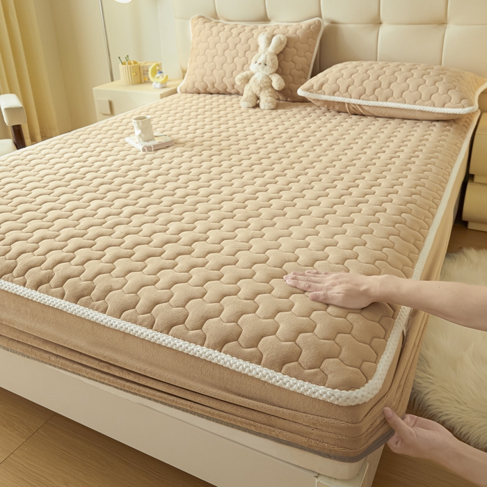 91家纺网 家纺一手货源 找家纺 雪云美 2024冬季新款加厚牛奶绒夹棉床笠三件套A类大豆床垫保护套纯色 牛奶绒--驼色