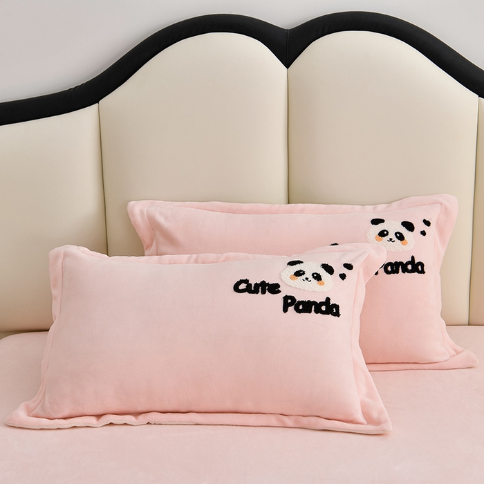 91家纺网 家纺一手货源 找家纺 一左一右 2024秋冬新款全消光高克重保暖加厚卡通拼接毛巾绣花牛奶绒四件套（提供买家秀） 熊猫集会-仲夏粉