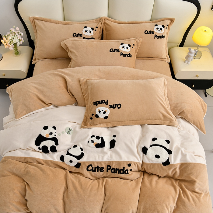 91家纺网 家纺一手货源 找家纺 一左一右 2024秋冬新款全消光高克重保暖加厚卡通拼接毛巾绣花牛奶绒四件套（提供买家秀） 熊猫集会-卡其驼