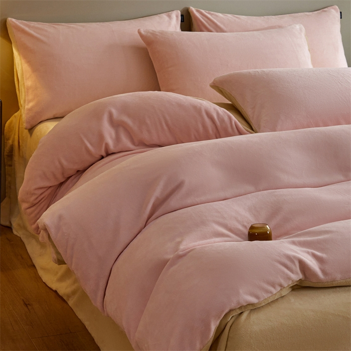 91家纺网 家纺一手货源 找家纺 凡客家居 2024新款A类加厚230克纯色双拼牛奶绒四件套 奶油粉+奶咖