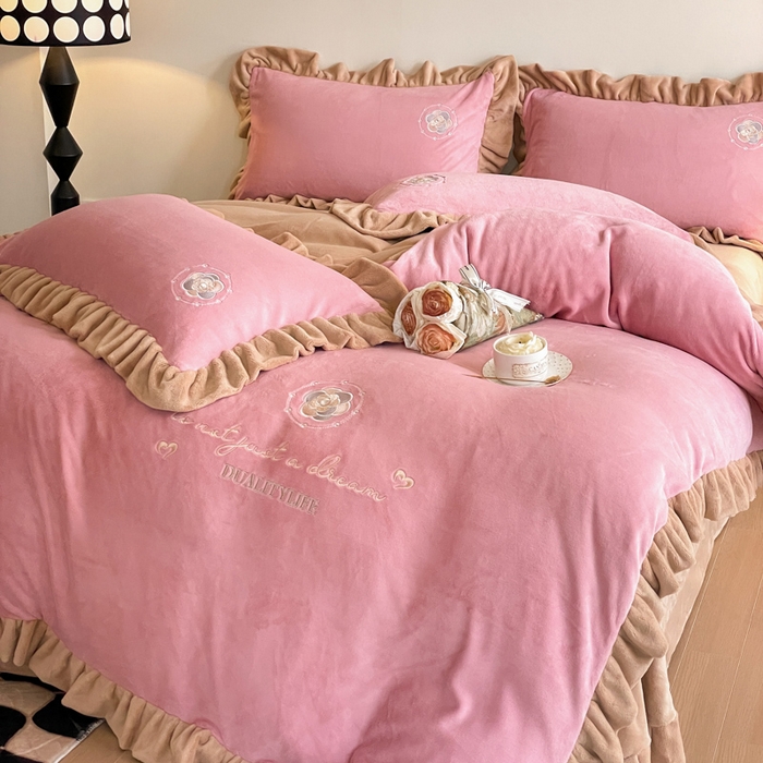 91家纺网 家纺一手货源 找家纺 露梦家纺 2025新款A类双面木耳花边加厚保暖牛奶绒刺绣款四件套-繁花系列（提供买家秀） 繁花-梅子粉