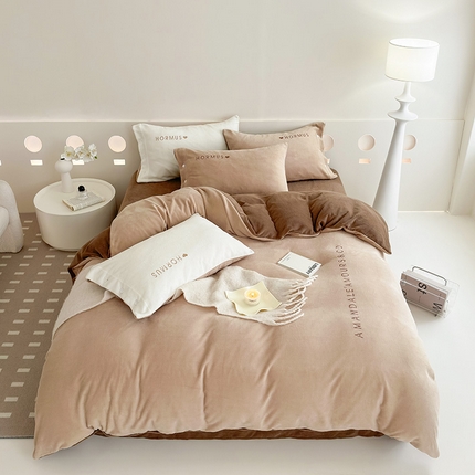 潘朵拉家纺 2024新款字母绣花纯色系列牛奶绒四件套 穆斯 曲奇咖