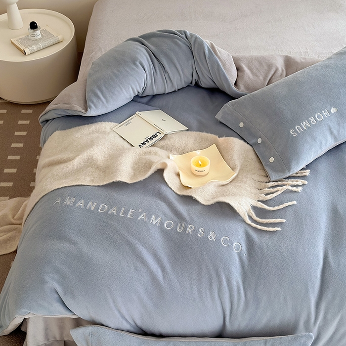 91家纺网 家纺一手货源 找家纺 潘朵拉家纺 2024新款字母绣花纯色系列牛奶绒四件套 穆斯 蓝+灰