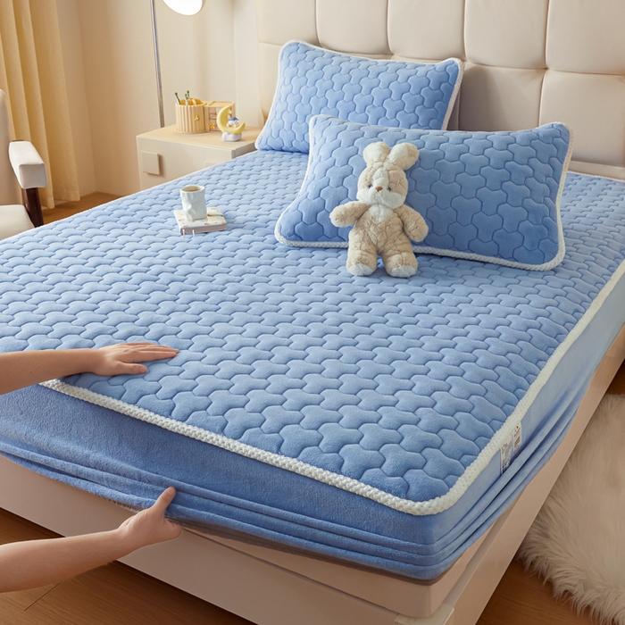 91家纺网 家纺一手货源 找家纺 雪云美 2024冬季新款加厚牛奶绒夹棉床笠三件套A类大豆床垫保护套纯色 牛奶绒--浅蓝