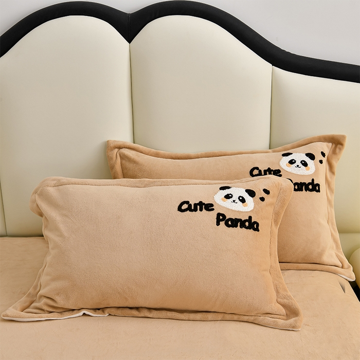 91家纺网 家纺一手货源 找家纺 一左一右 2024秋冬新款全消光高克重保暖加厚卡通拼接毛巾绣花牛奶绒四件套（提供买家秀） 熊猫集会-卡其驼