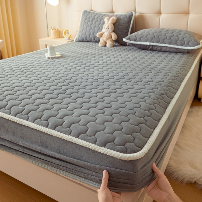 91家纺网 家纺一手货源 找家纺 （总）雪云美 2024冬季新款加厚牛奶绒夹棉床笠三件套A类大豆床垫保护套纯色