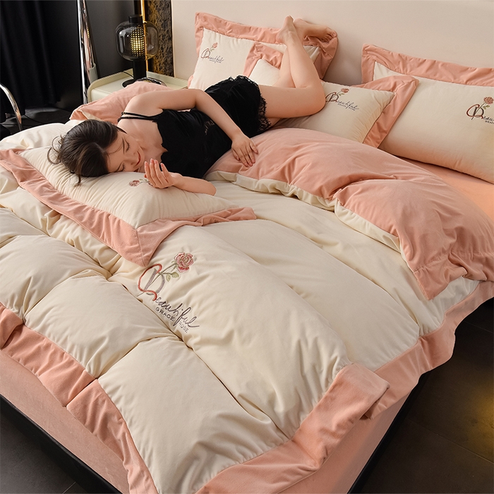 91家纺网 家纺一手货源 找家纺 2024新款加厚保暖A类婴儿绒四件套-朵拉系列 朵拉-荔枝白+樱花粉