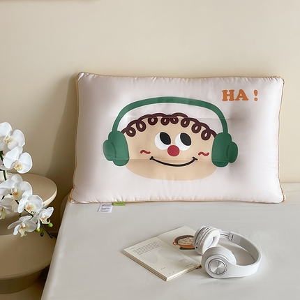 91家纺网 家纺一手货源 找家纺 FORTWO家纺 2024新款全棉50数码印花羽丝绒枕头 淘气BOY