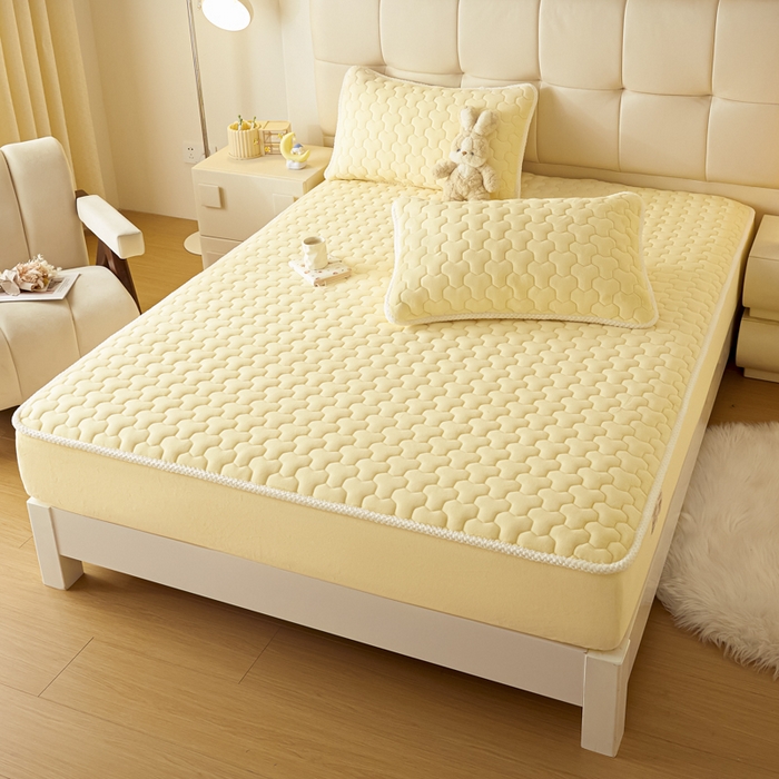 91家纺网 家纺一手货源 找家纺 雪云美 2024冬季新款加厚牛奶绒夹棉床笠三件套A类大豆床垫保护套纯色 牛奶绒--浅黄