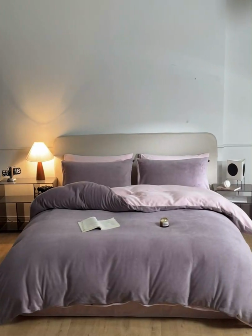 91家纺网 家纺一手货源 找家纺 凡客家居 2024新款A类加厚230克纯色双拼牛奶绒四件套 香芋紫+浅粉