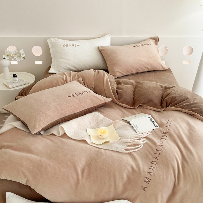 91家纺网 家纺一手货源 找家纺 潘朵拉家纺 2024新款字母绣花纯色系列牛奶绒四件套 穆斯 曲奇咖