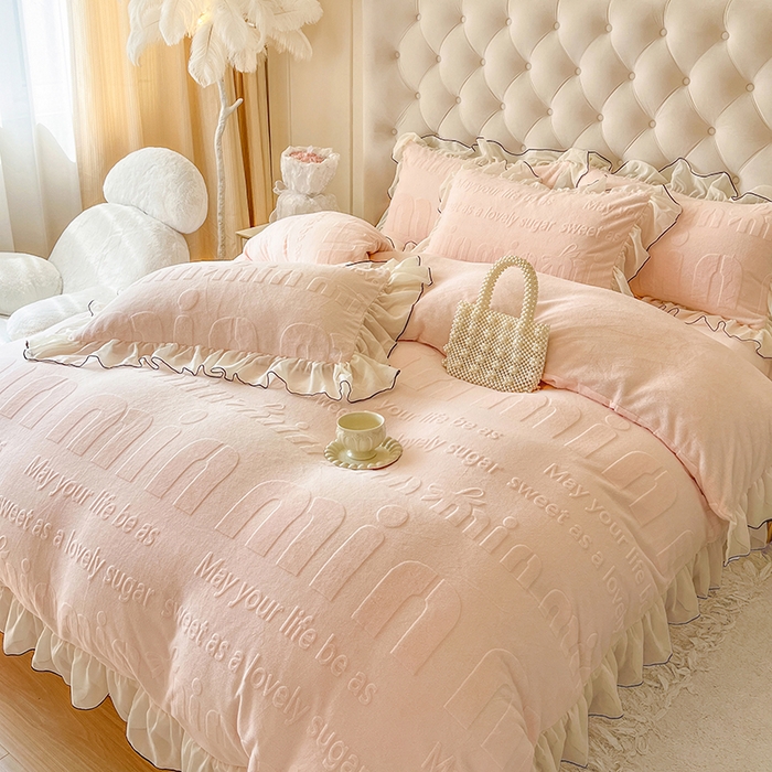 91家纺网 家纺一手货源 找家纺 亲亲公主 2025新款牛奶绒雕花保暖四件套-花恋 花恋-粉色