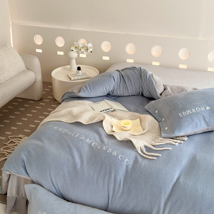 91家纺网 家纺一手货源 找家纺 潘朵拉家纺 2024新款字母绣花纯色系列牛奶绒四件套 穆斯 蓝+灰