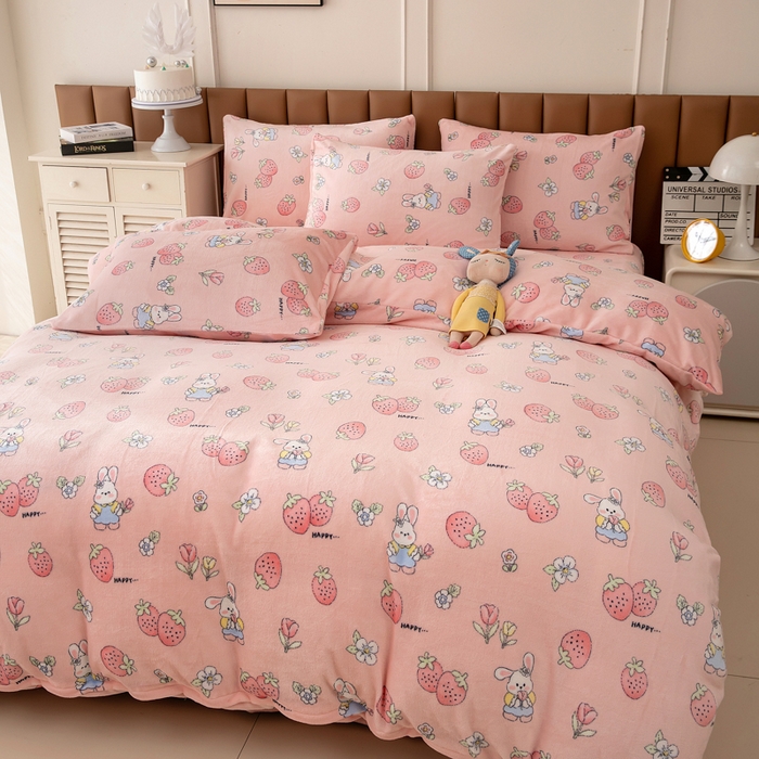 91家纺网 家纺一手货源 找家纺 乐居坊 2024新款高克重牛奶绒印花保暖四件套 草莓兔-粉