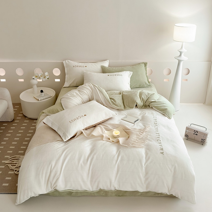 91家纺网 家纺一手货源 找家纺 潘朵拉家纺 2024新款字母绣花纯色系列牛奶绒四件套 穆斯 白+绿