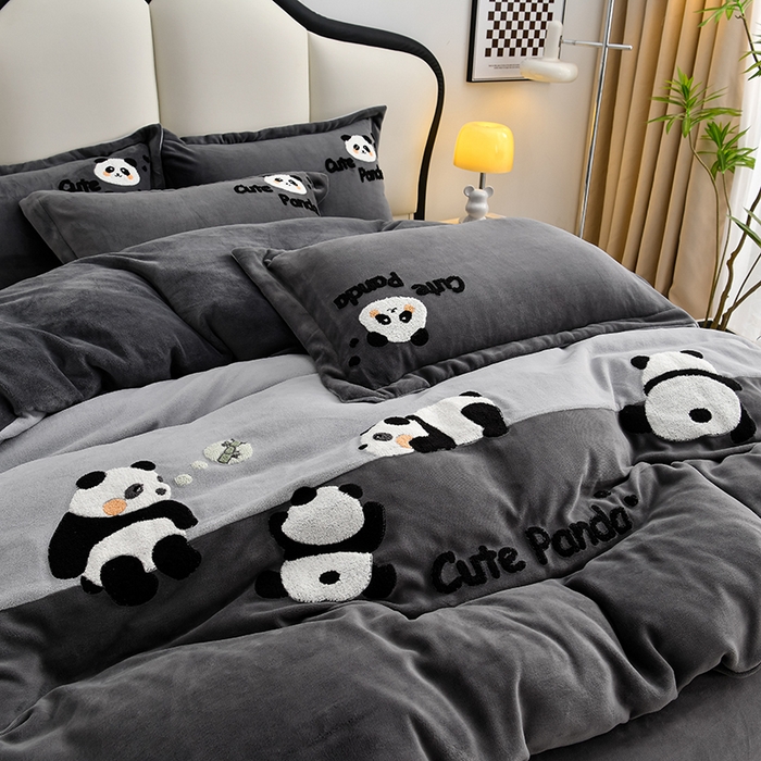 91家纺网 家纺一手货源 找家纺 一左一右 2024秋冬新款全消光高克重保暖加厚卡通拼接毛巾绣花牛奶绒四件套（提供买家秀） 熊猫集会-野鸽灰