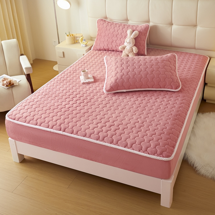 91家纺网 家纺一手货源 找家纺 雪云美 2024冬季新款加厚牛奶绒夹棉床笠三件套A类大豆床垫保护套纯色 牛奶绒--紫粉