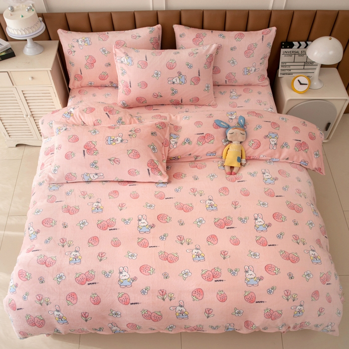 91家纺网 家纺一手货源 找家纺 乐居坊 2024新款高克重牛奶绒印花保暖四件套 草莓兔-粉