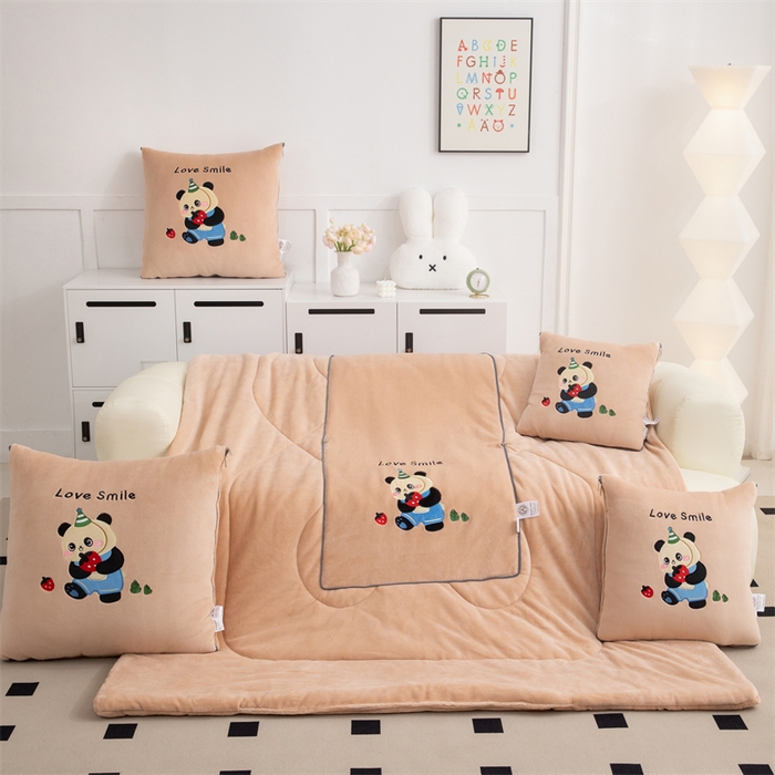 91家纺网 家纺一手货源 找家纺 2024新款牛奶绒动物乐园抱枕被 草莓熊猫