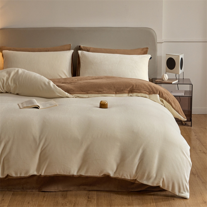 91家纺网 家纺一手货源 找家纺 凡客家居 2024新款A类加厚230克纯色双拼牛奶绒四件套 奶白+奶茶咖