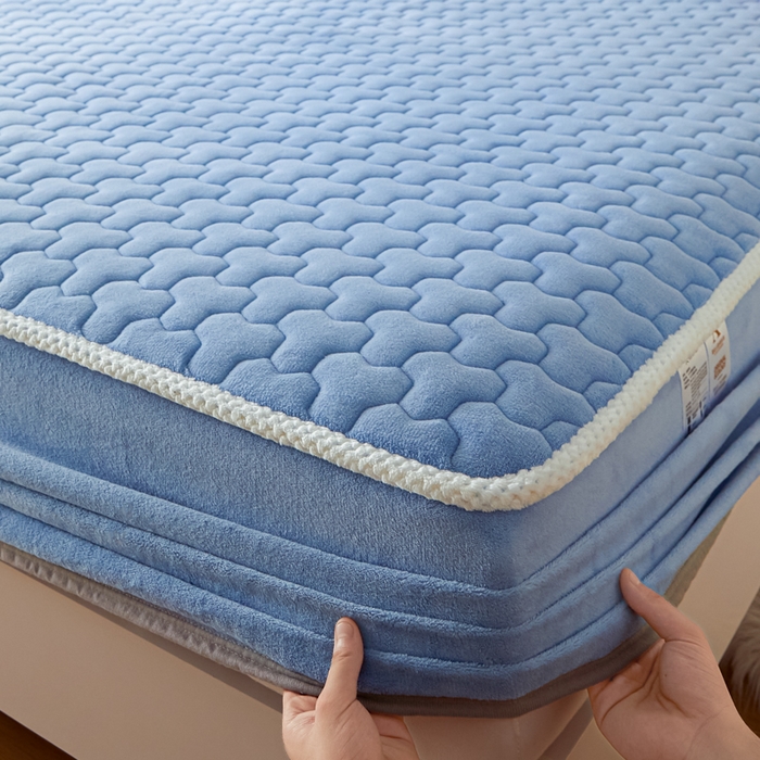 91家纺网 家纺一手货源 找家纺 雪云美 2024冬季新款加厚牛奶绒夹棉床笠三件套A类大豆床垫保护套纯色 牛奶绒--浅蓝