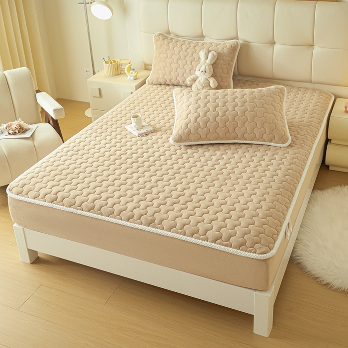 91家纺网 家纺一手货源 找家纺 雪云美 2024冬季新款加厚牛奶绒夹棉床笠三件套A类大豆床垫保护套纯色 牛奶绒--驼色