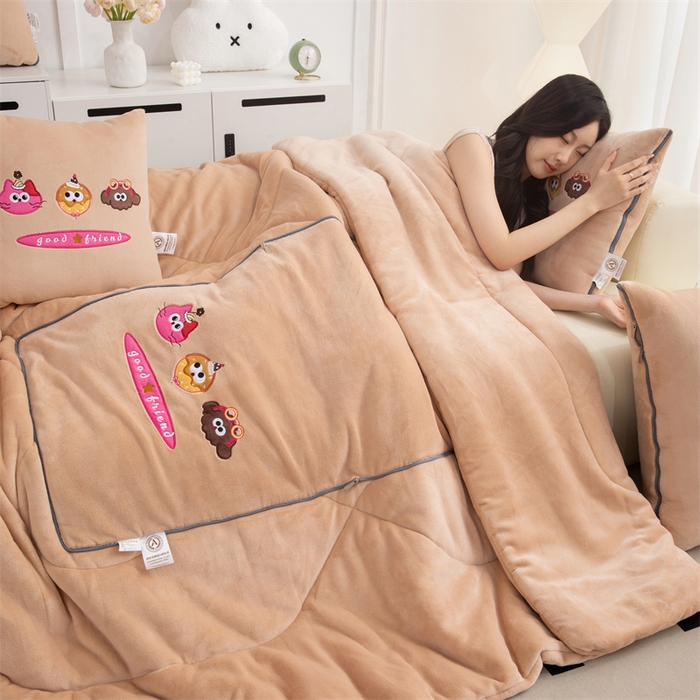 91家纺网 家纺一手货源 找家纺 2024新款牛奶绒动物乐园抱枕被 欢乐派对