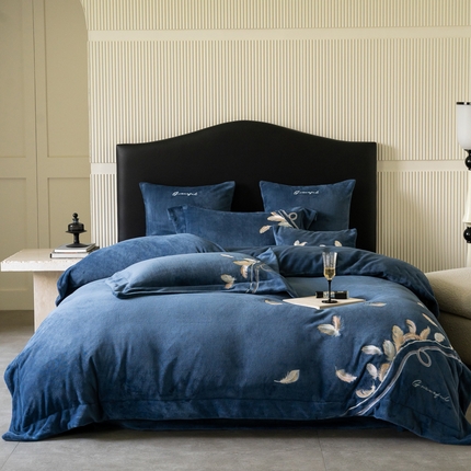 91家纺网 家纺一手货源 找家纺 FORTWO家纺 2024新款230G牛奶绒压线款四件套 羽毛藏青