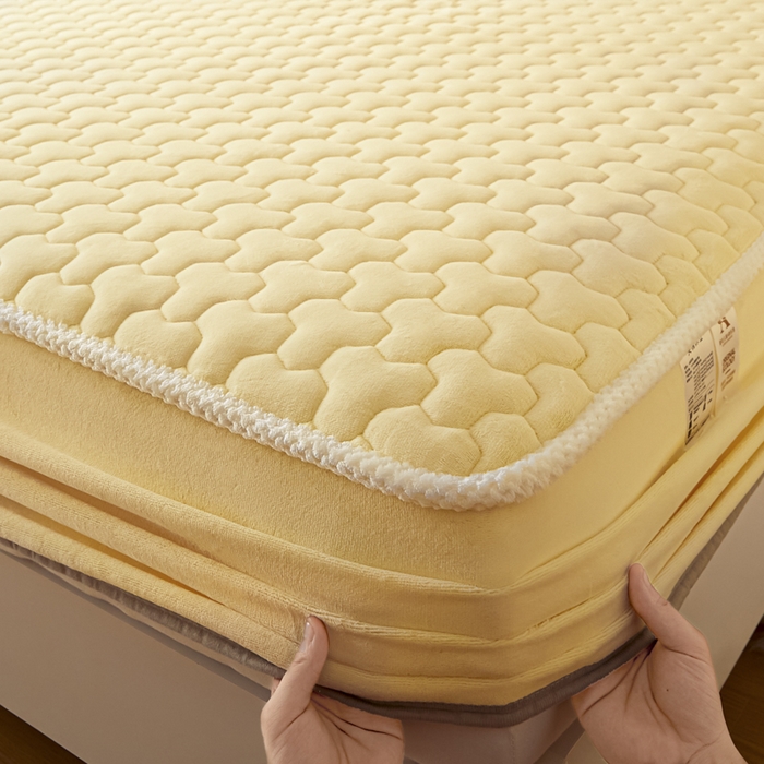 91家纺网 家纺一手货源 找家纺 雪云美 2024冬季新款加厚牛奶绒夹棉床笠三件套A类大豆床垫保护套纯色 牛奶绒--浅黄