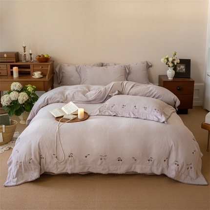 91家纺网 家纺一手货源 找家纺 （总）泽西家纺 2024秋冬高端加厚保暖A类蚕丝绒刺绣贝壳边牛奶绒四件套-樱桃之玥